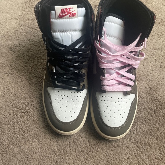 Comes with all laces but not original box slightly worn with one or two scuffs. - Picture 9 of 10